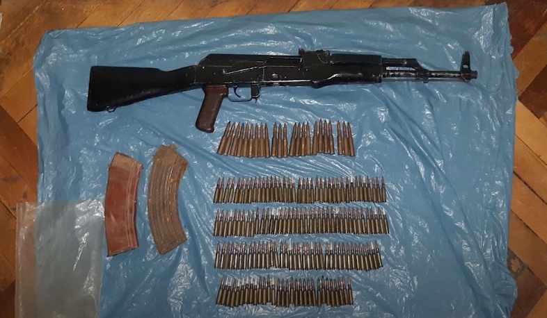 Ոստիկանության Երևանի բաժիններում մի խումբ անձինք կամավոր հանձնել են հրազեն ու ռազմամթերք