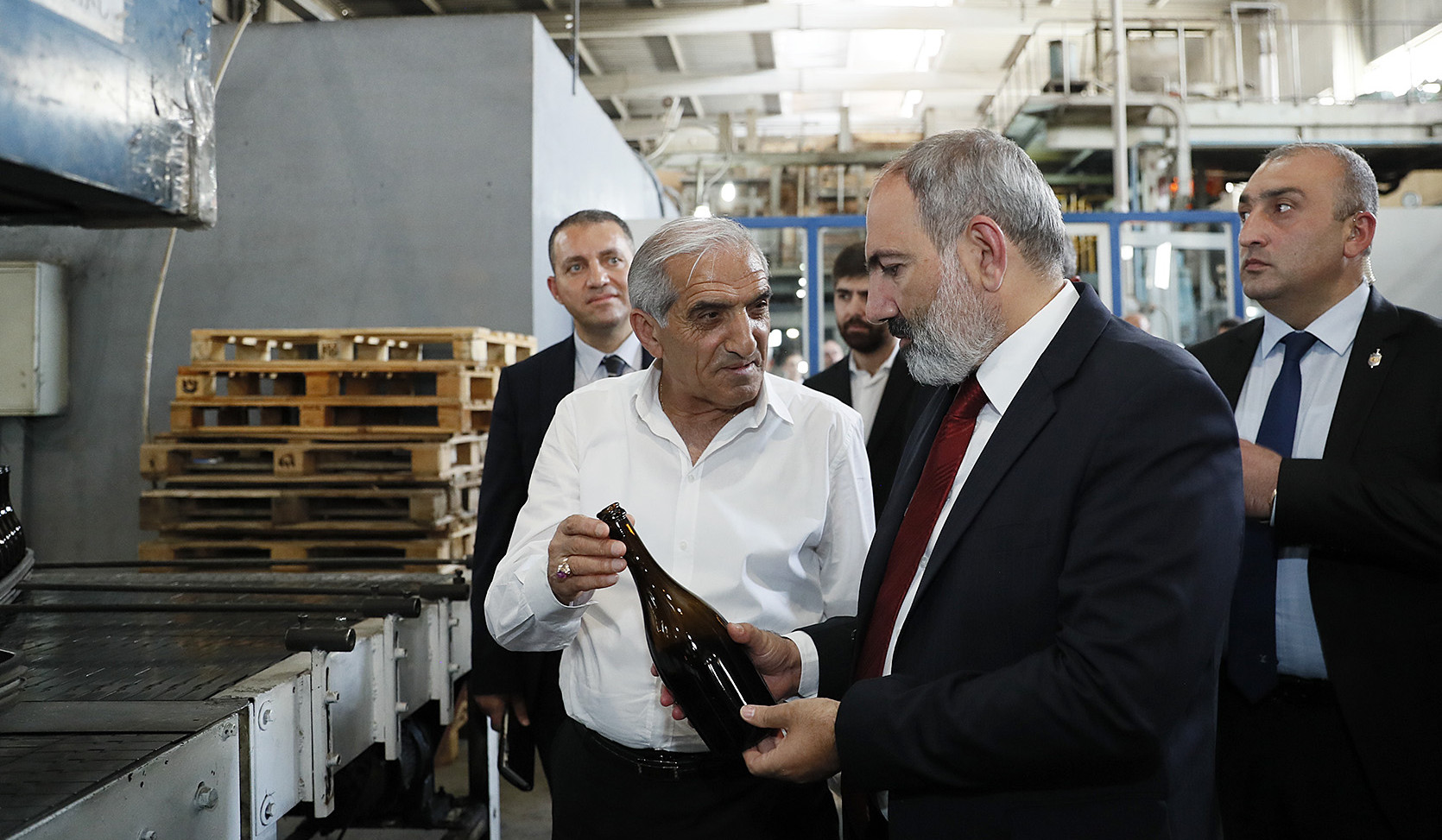 Նիկոլ Փաշինյանը ծանոթացել է «Սարանիստ» ընկերության ապակիների արտադրության գործընթացին ու նորաբաց կոնյակի գործարանի գործունեությանը