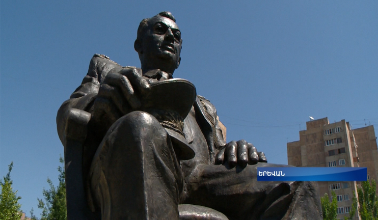 Մարշալ Համազասպ Բաբաջանյանի հուշարձանը նույնանուն պուրակում է