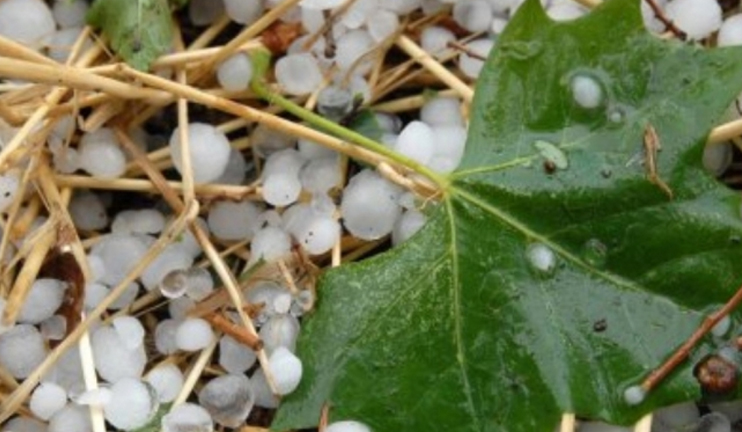 A possible hail still persists,  yet the cyclone is fading
