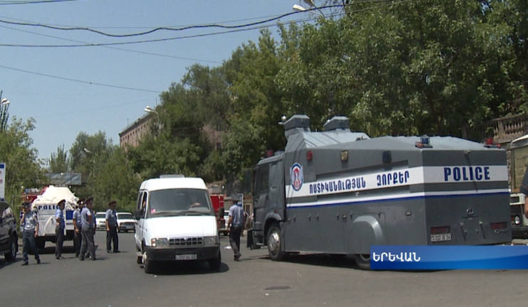 Ոստիկանության մեկ ծառայողի և շտապօգնության մեքենայի վարորդին ազատ են արձակել