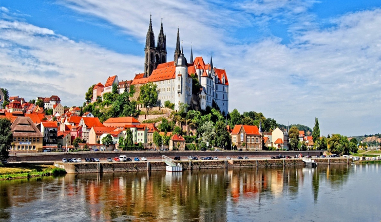 Խոսող կոթողներ. Ճենապակյա ամրոց