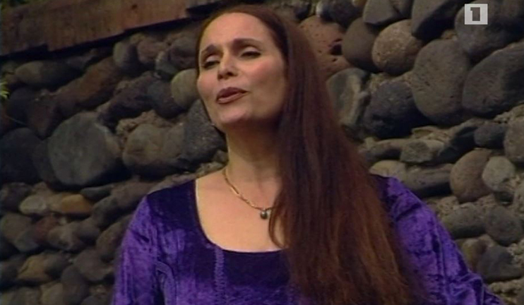 Arax Mansuryan - a singer enjoying applause from non-Armenian speaking audience