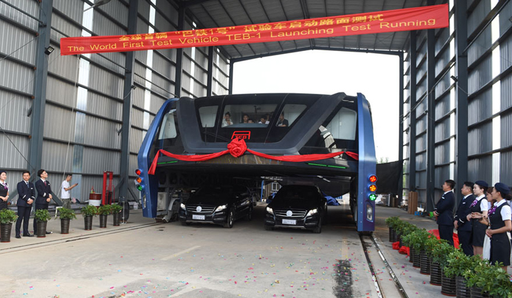 China tests a straddling bus
