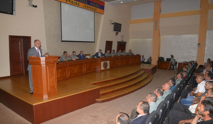 Seyran Ohanyan receives April war volunteers