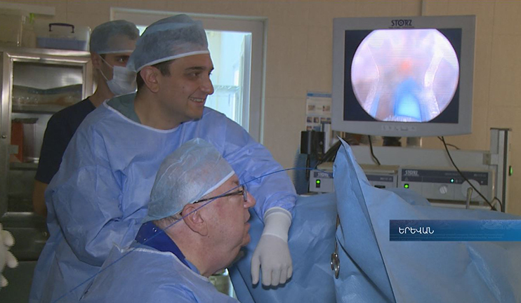 Straight from the Minister’s office to the operating room: Armen Muradyan performs a complex surgery