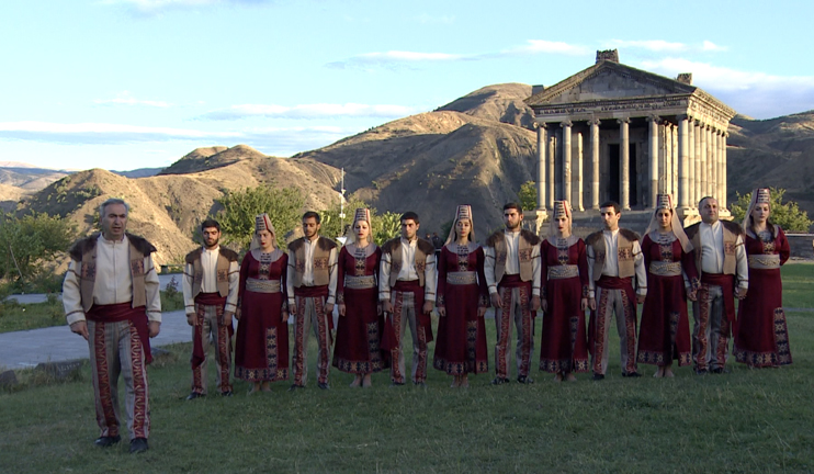 Shoulder to shoulder: Sgherdi kochari