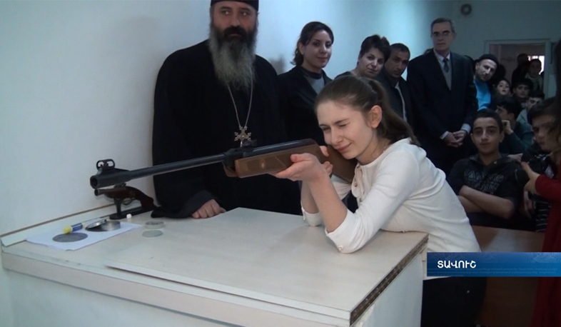 Մովսես գյուղում բոլորը նախ զենք բռնել են սովորում