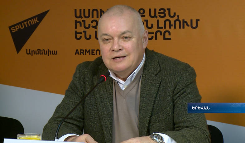 Popular Russian media figures talk about regional issues in Yerevan
