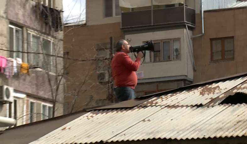 Pashinyan walks from yard to yard to urge there is a way out, when there is a will