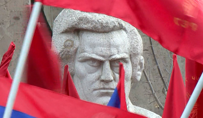 Revolutionary fraction holds a campaign near Tehliryan's bust