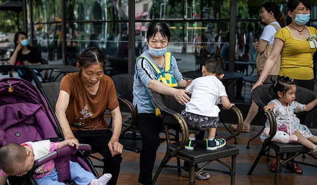 Չինաստանում թույլատրել են երեք երեխա ունենալ