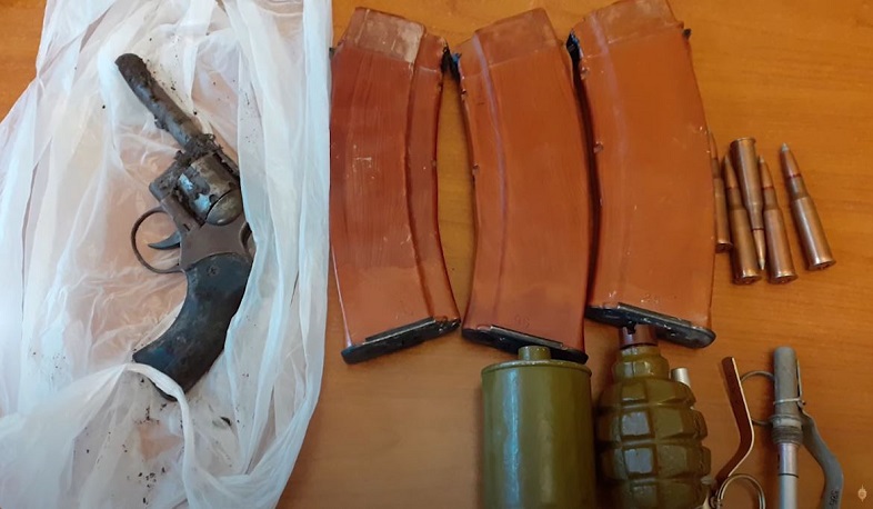 Ոստիկանության Երևան քաղաքի բաժիններում մի խումբ անձինք հանձնել են հրազեններ ու ռազմամթերք