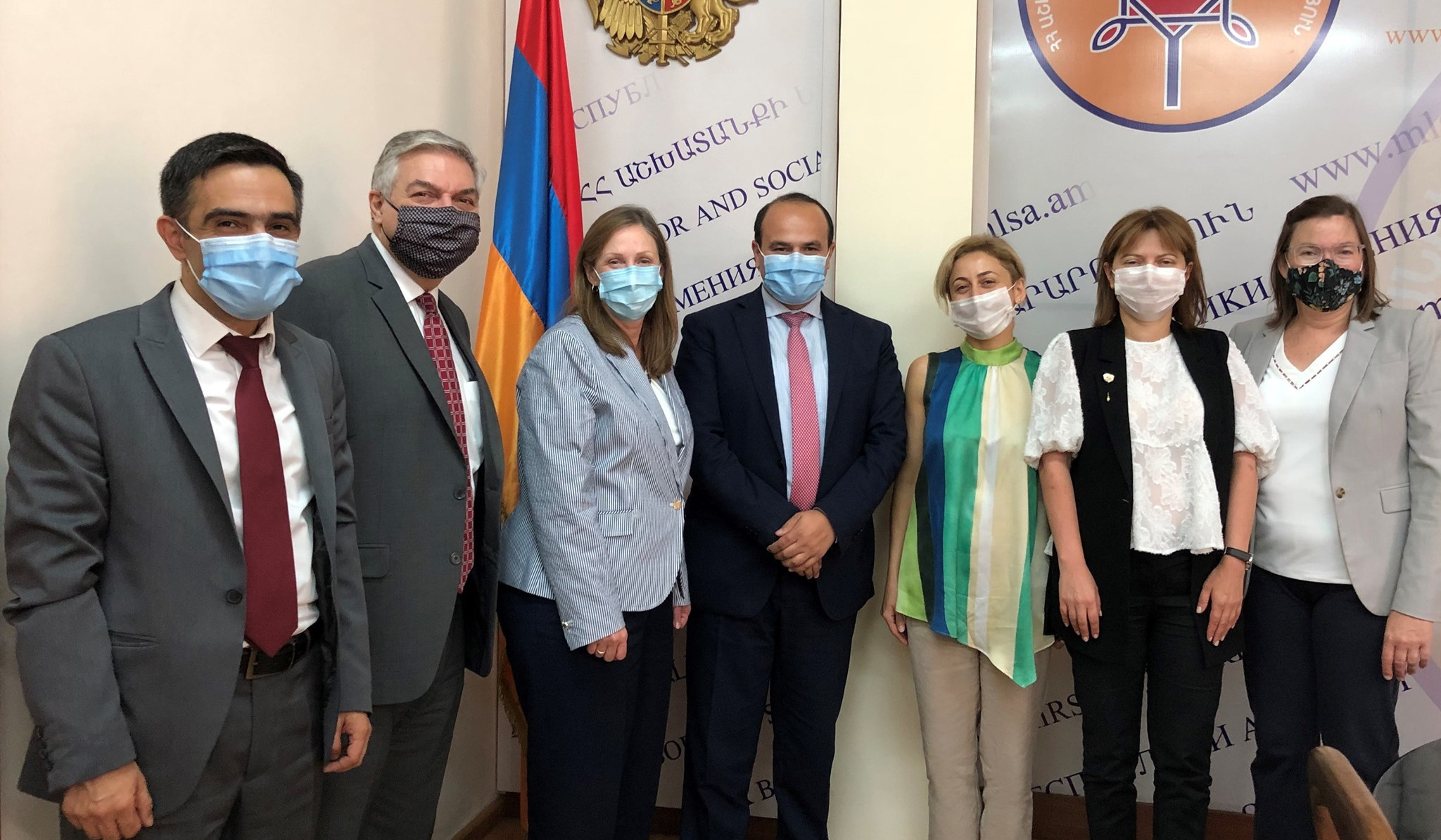 Посол США в Армении встретилась с исполняющим обязанности министра труда и социальных вопросов Нареком Мкртчяном