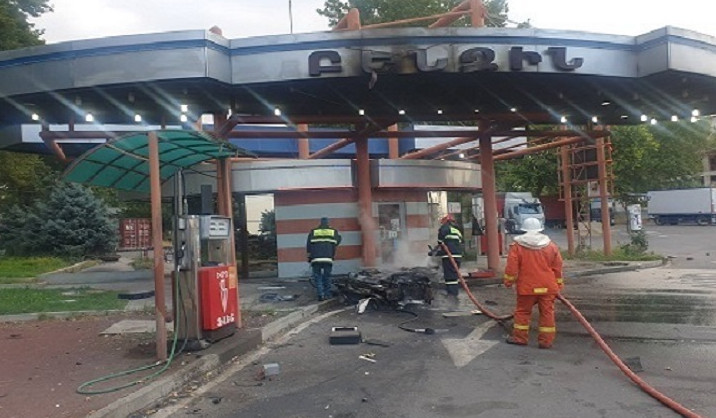 Մեքենան բախվել է բենզալցակայանի արգելապատնեշին, բռնկվել է հրդեհ