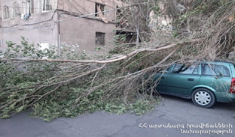Երեկվա քամու հետևանքով Երևանում վնասվել են տանիքների թիթեղներ և ավտոմեքենաներ
