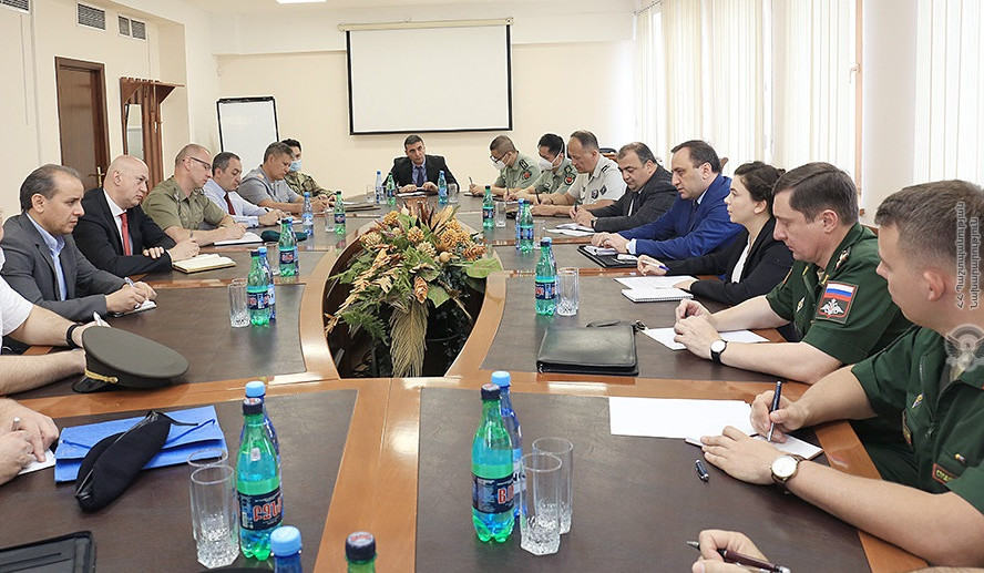 MN müdafiə siyasəti baş idarəsinin rəisi Ermənistan Respublikasında akkreditə olunmuş hərbi attaşeləri qəbul etdi