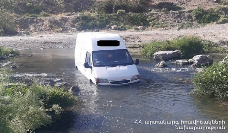 Երևանի Կորեայի ձորում ավտոմեքենան արգելափակվել է գետի մեջ