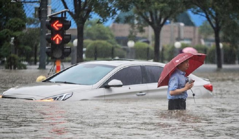 Число жертв наводнения в китайской провинции Хэнань превысило 300 человек