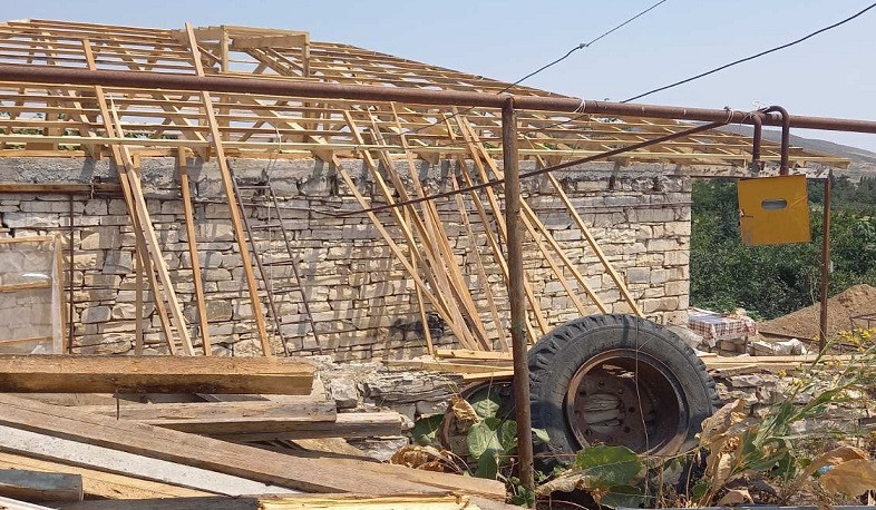 Artsaxın Martuni bölgəsindəki yaşayış məntəqələrində zədələnmiş evlərin bərpası davam edir