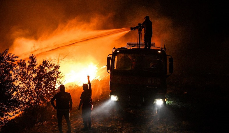 Названы турецкие регионы, в которых еще бушуют пожары