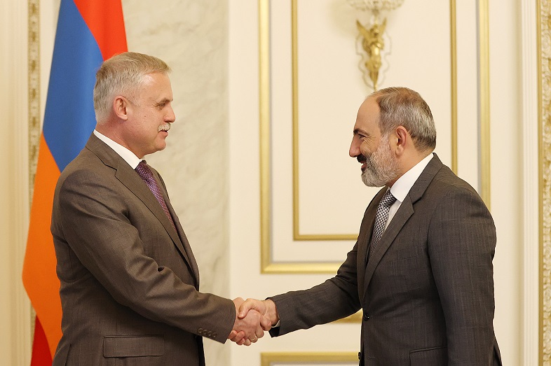 Nikol Paşinyan KTMT baş katibini qəbul etdi