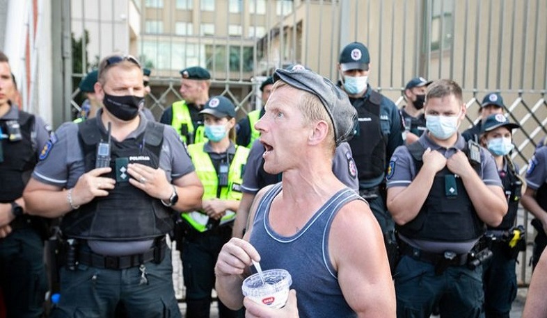 Антиковидные протесты в Вильнюсе: полиция применила слезоточивый газ