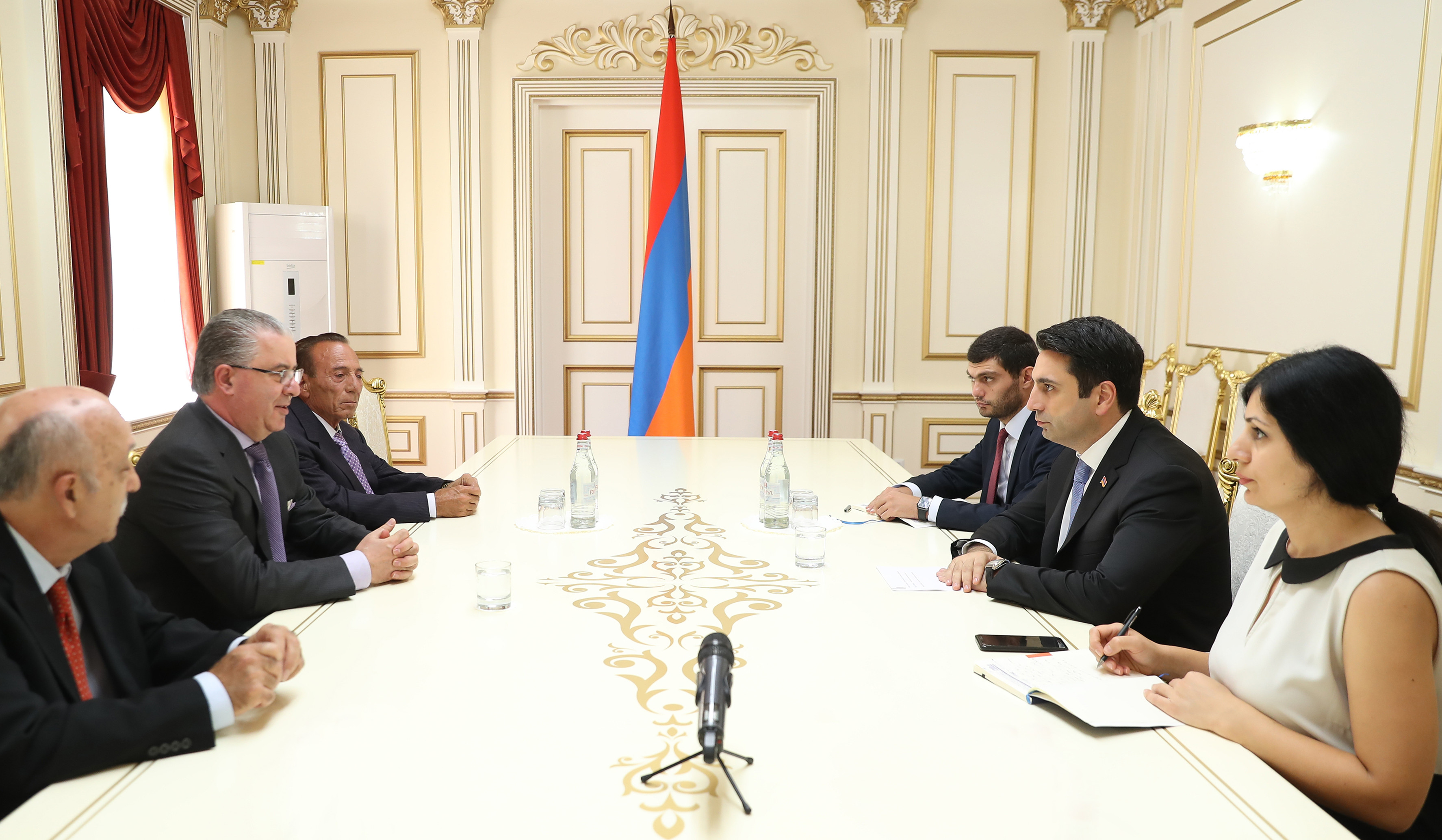 ԱԺ նախագահը հյուրընկալել է Սոցիալ Դեմոկրատ Հնչակյան կուսակցության ներկայացուցիչներին