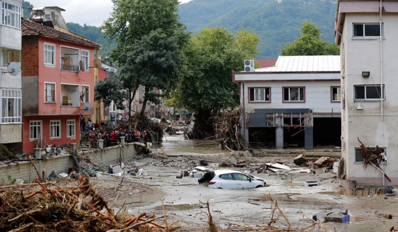 Число погибших из-за наводнений в Турции увеличилось до 27