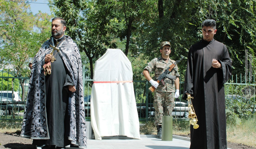 Երևանի թիվ 100 դպրոցի բակում բացվել է մայոր Լևոն Սարգսյանին և ժամկետային Ալեքսանդր Կարապետյանին նվիրված հուշաքար