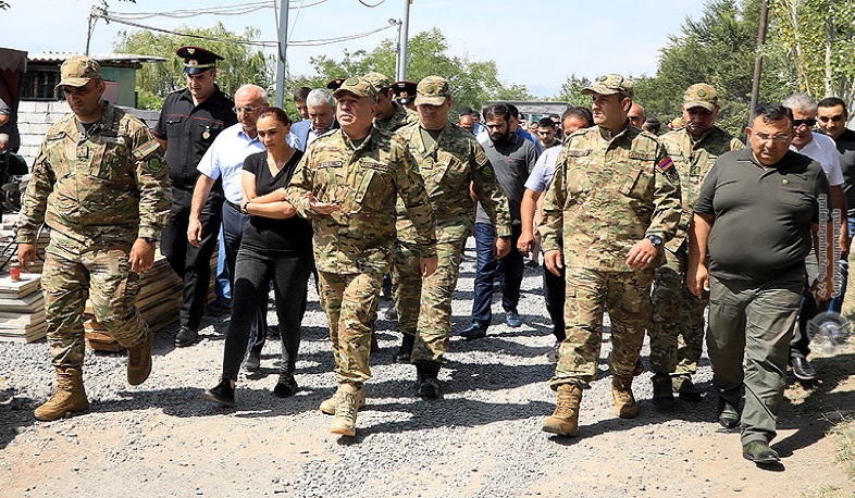 Министр обороны посетил военный пантеон 