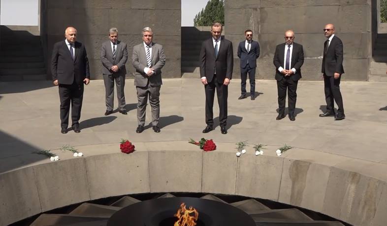 Uruqvayın Xİ naziri Tsitsernakaberd kompleksini ziyarət etdi