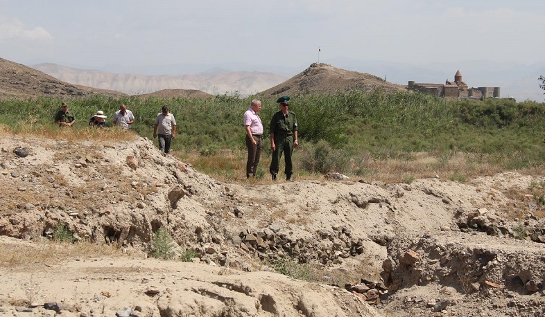 Sergey Kopirkin Yerasxda rus və erməni sərhədçilərlə görüşüb