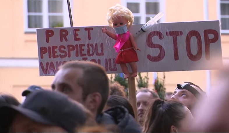 Протесты против принудительной вакцинации и карантинных ограничений в Риге
