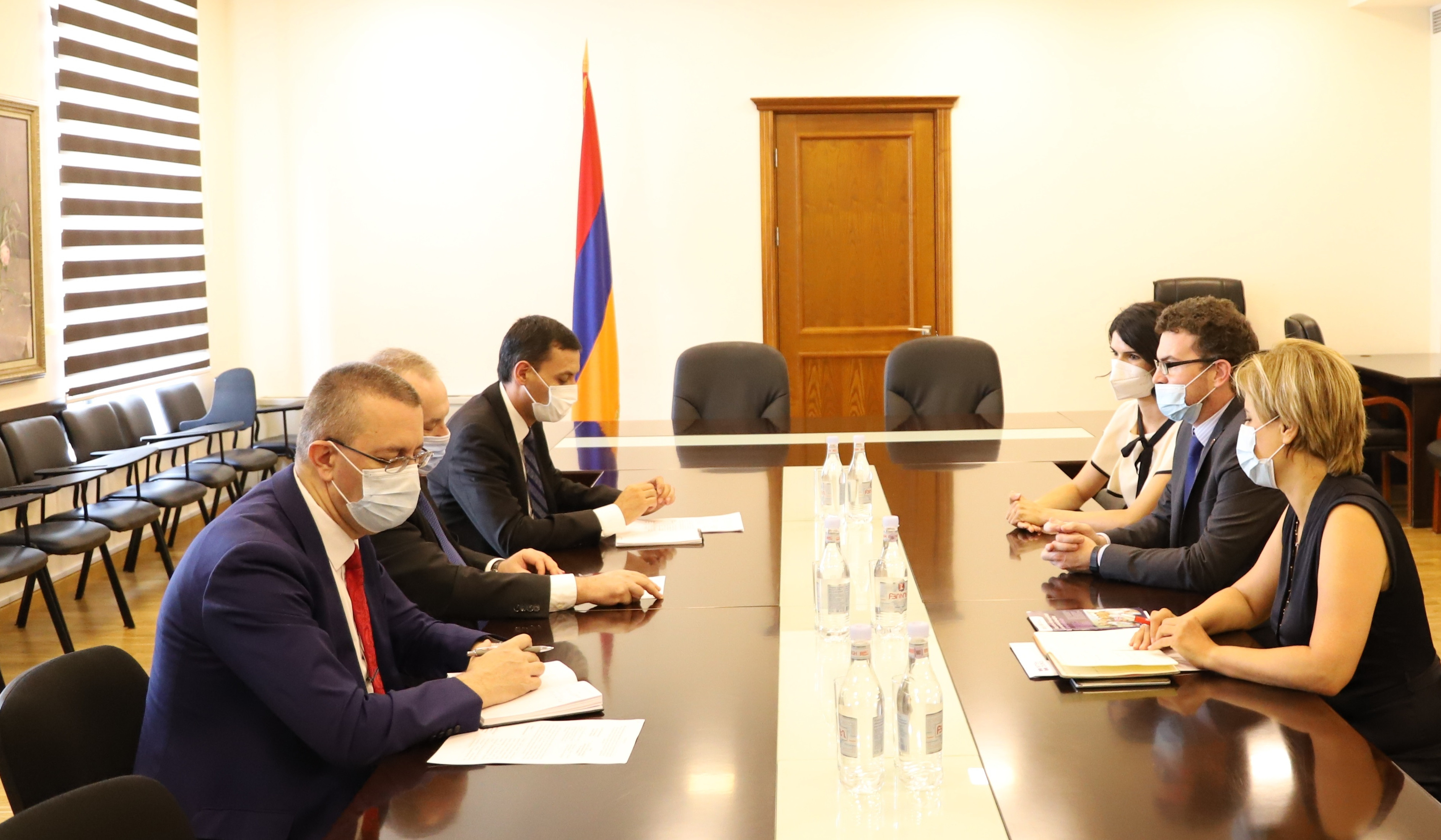 Ваграм Думанян и посол Великобритании обсудили вопросы сохранения армянского наследия, перешедшего под контроль Азербайджана