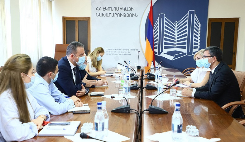 Vahan Kerobyan and Muhametgeldi Ayazov discuss issues of activating Armenian-Turkmen mutual trade