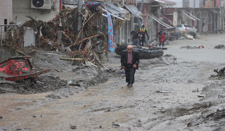Число жертв наводнений в Турции возросло
