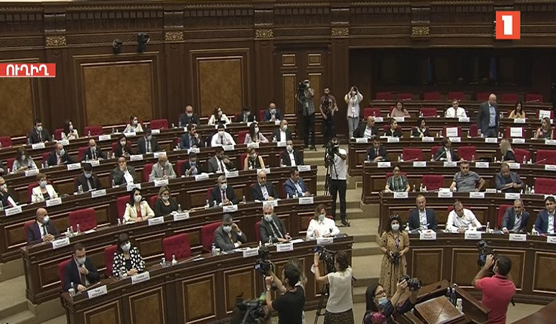 «Պատիվ ունեմ»-ը լքել է նիստերի դահլիճը, իսկ «Հայաստան» խմբակցությունը մասնակցում է կառավարության ծրագրի քննարկմանը