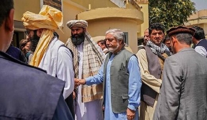 Талибы лишили Абдуллу и Карзая охраны, фактически поместив их под домашний арест