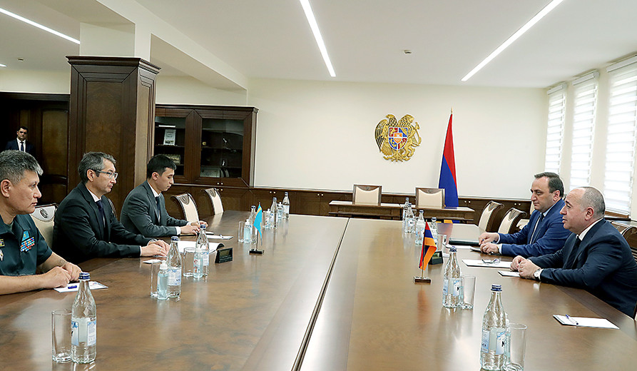 Аршак Карапетян представил послу Казахстана обстановку вокруг Армении