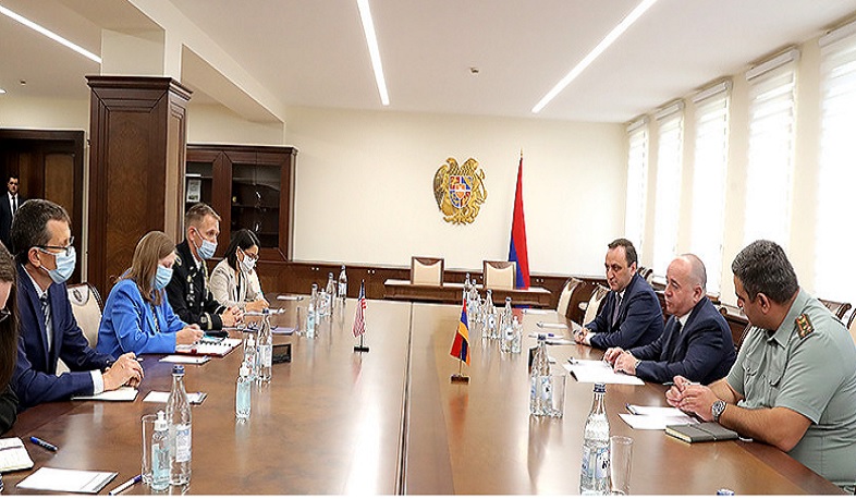 Armenian Defense Minister briefs US Ambassador on situation on borders