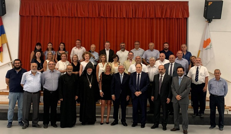 Senator Menendez meets Armenian community leaders in Cyprus