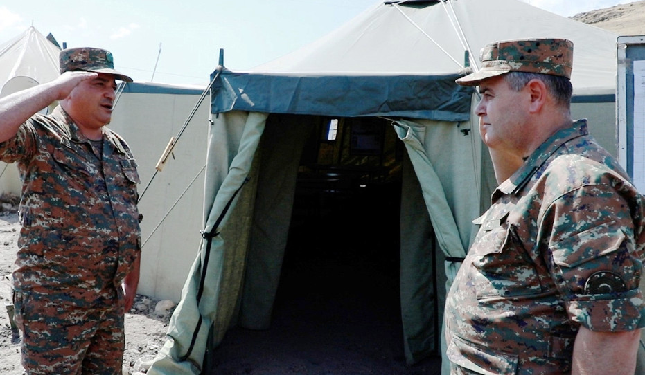 ER Silahlı Qüvvələrinin Baş qərargah rəisi  üç aylıq təlimlərin iştirakçıları ilə görüşüb