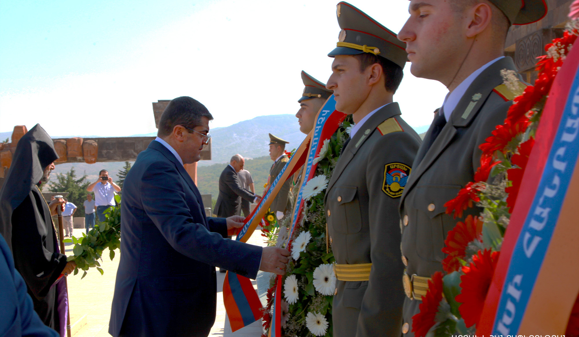 Arayik Harutyunyan visited Stepanakert city memorial on the occasion of Artsakh Republic Day