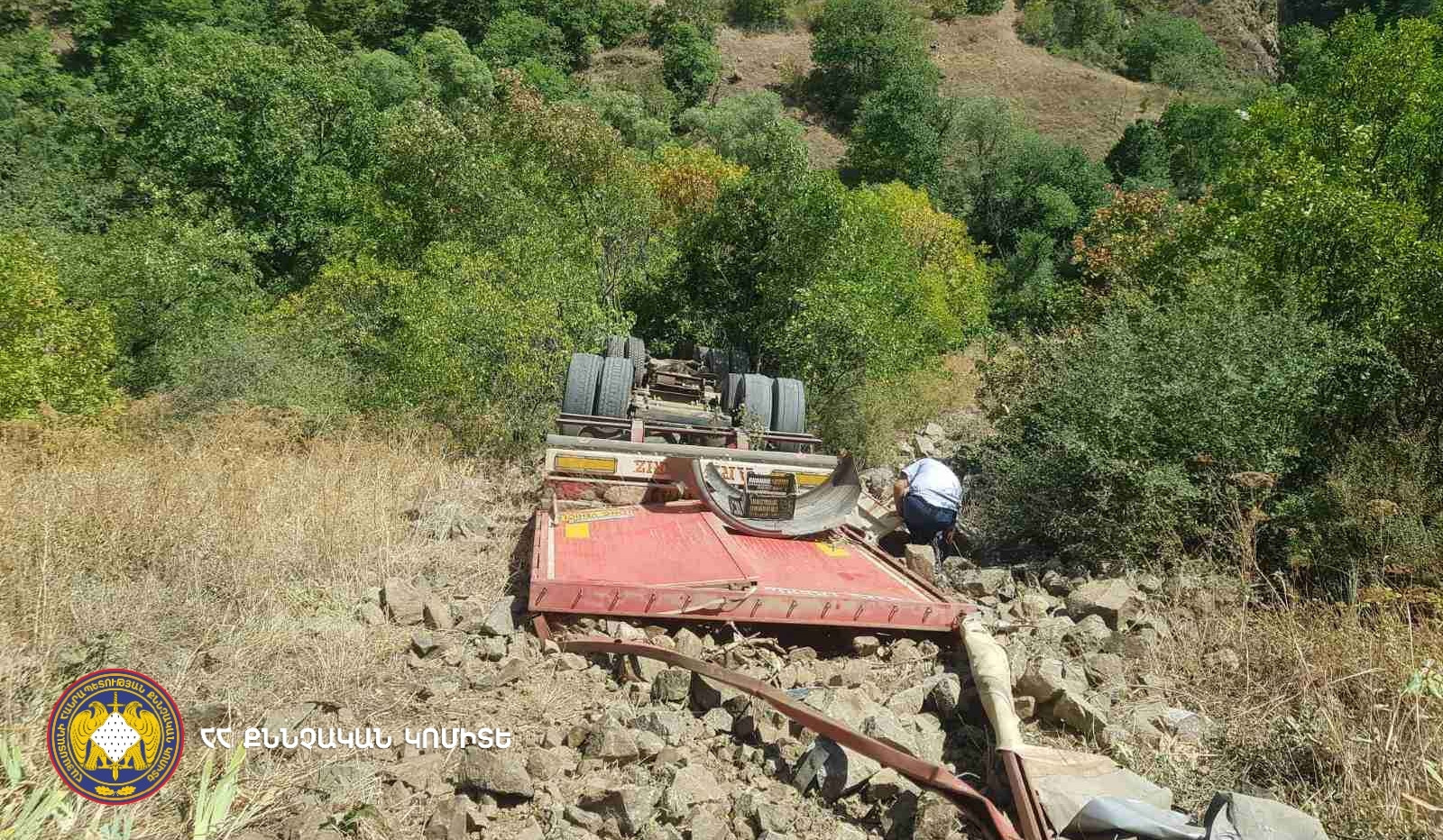 Բեռնատարը կողաշրջվել և ընկել է ձորը. վարորդը մահացել է