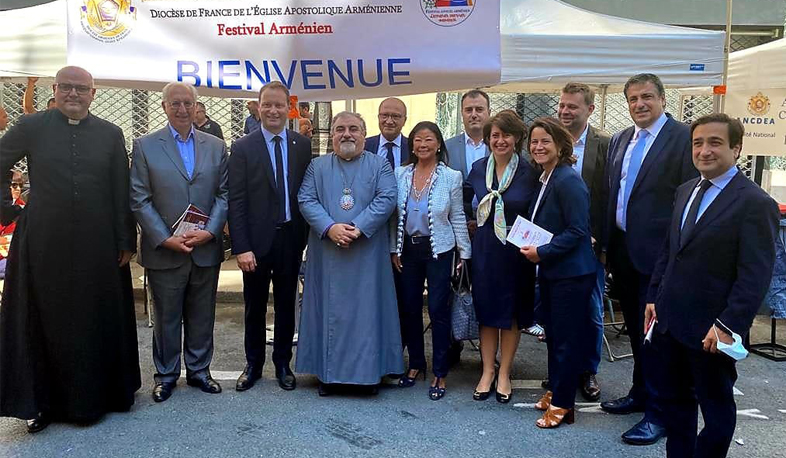 Parisdə Erməni Apostol Kilsəsinin Fransa Yeparxiyası tərəfindən təşkil edilən dördüncü erməni festivalı açıldı