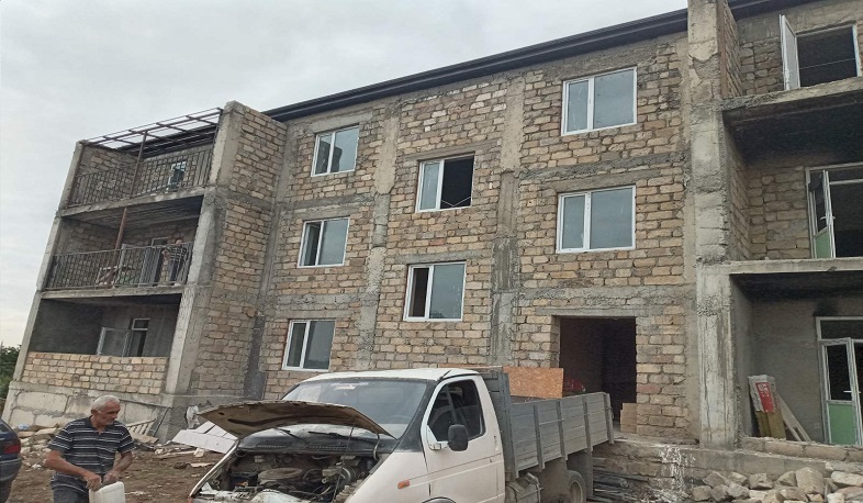 Çartarda köçkün ailələr üçün bina tikintisi davam edir