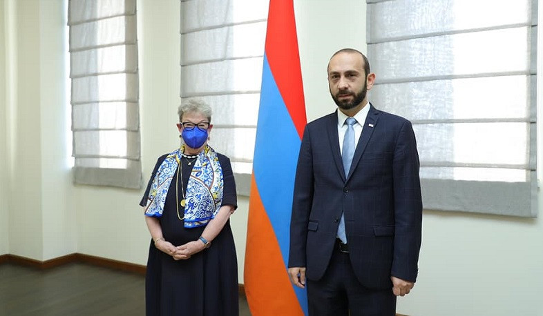 На встрече Арарата Мирзояна и Андреа Викторин была подчеркнута актуальность проблемы безоговорочного возвращения армянских пленных