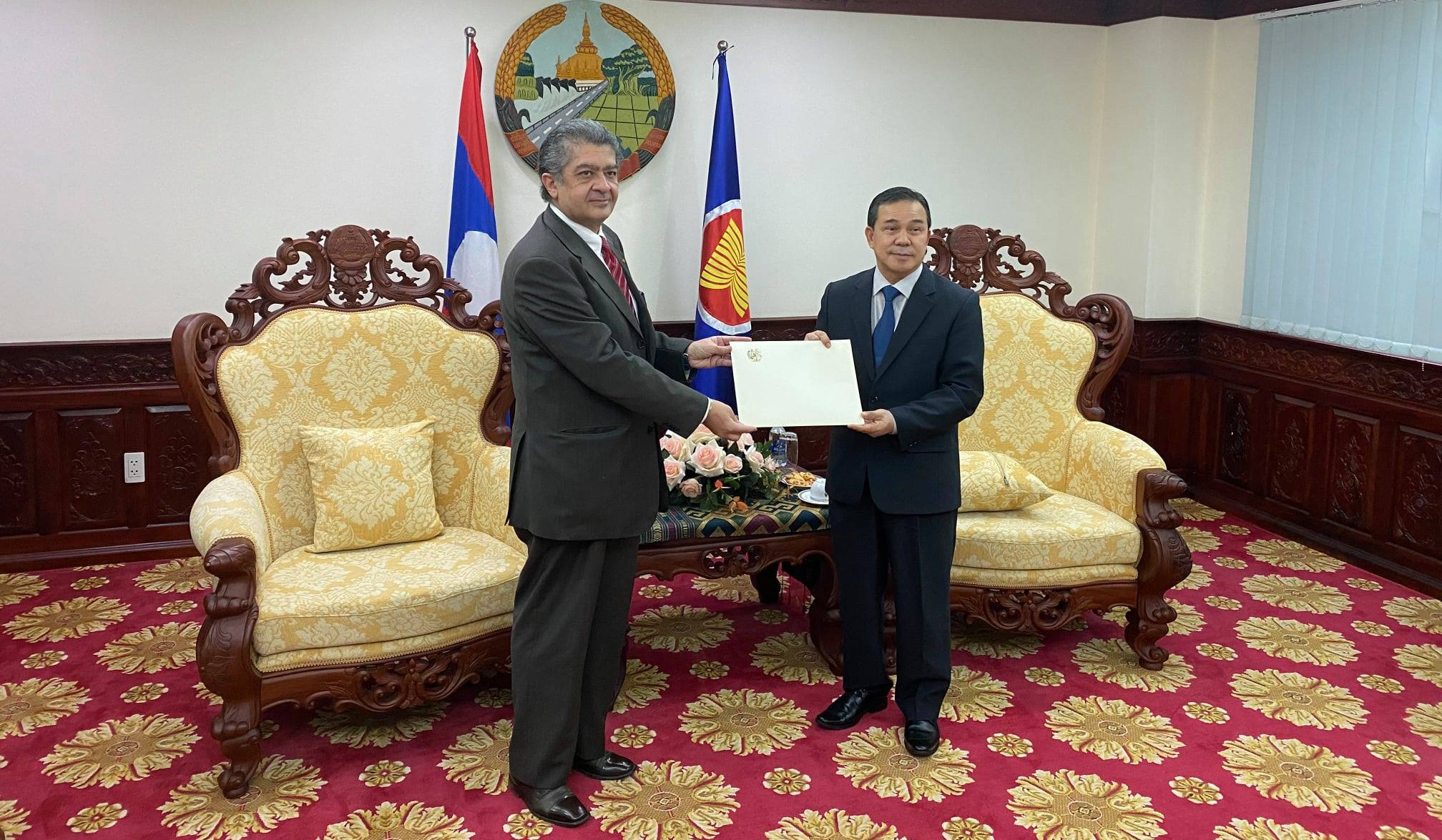 Լաոսում ՀՀ դեսպան Վահրամ Կաժոյանն իր հավատարմագրերն է հանձնել Վիետնամում Լաոսի դեսպանին