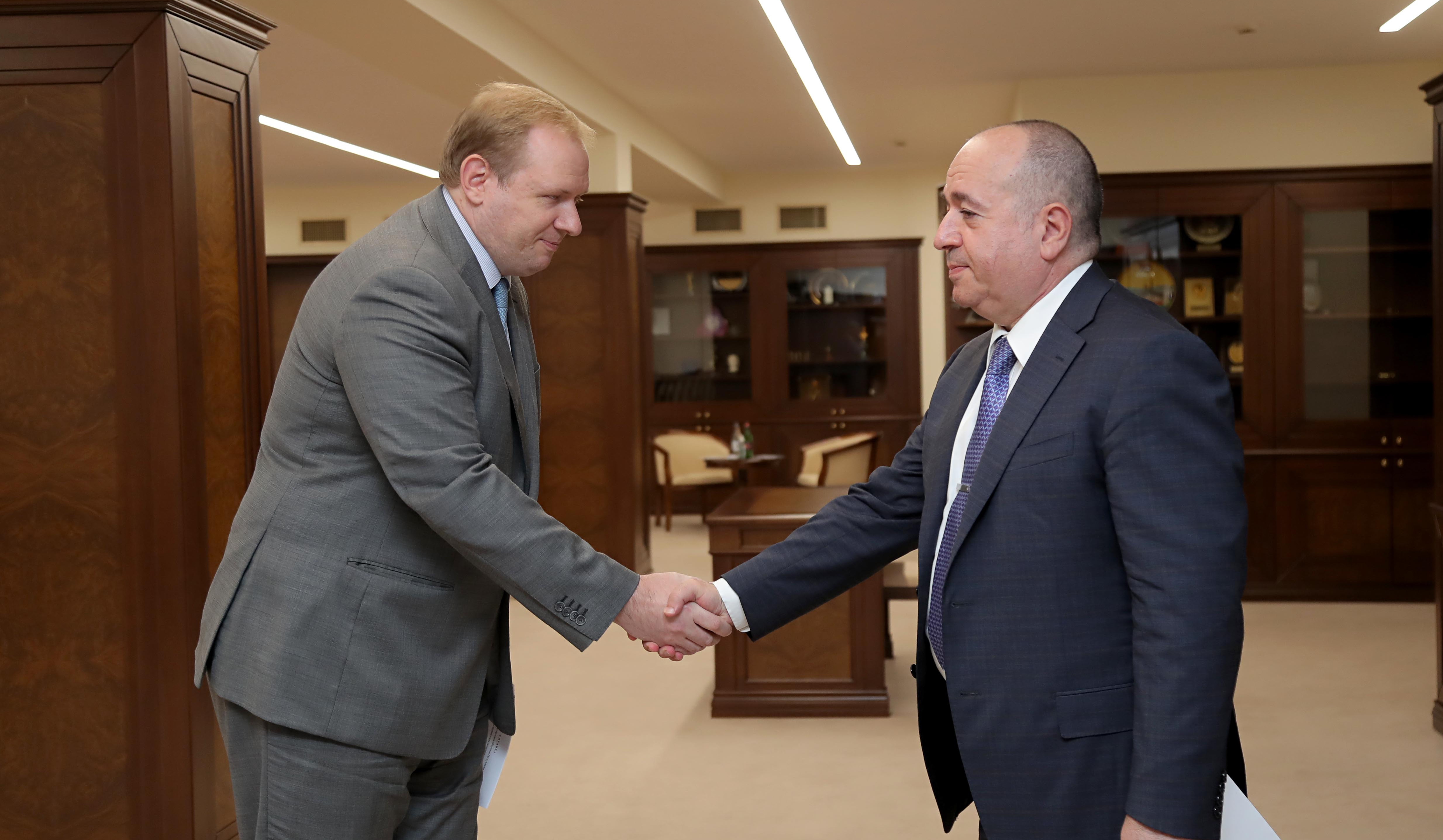 Պաշտպանության նախարարը «Հարավկովկասյան երկաթուղի» ՓԲԸ տնօրենի հետ հանդիպմանը կարևորել է ընկերության դերը ԶՈՒ կարիքների համար իրականացվող բեռնափոխադրումների գործում